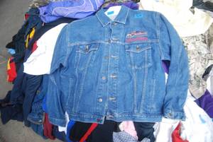 lot 502 image: Large garbage bag of assorted cloth...