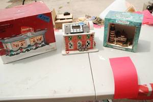 lot 512 image: 3 Christmas Houses and a jewelry ca...