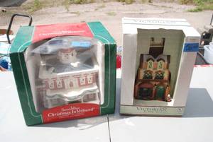 lot 514 image: 3 Christmas Houses...