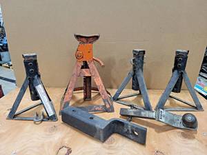 lot 687 image: Lot of (4) Jack Stands and (2) Receiver Hitches - NO SHIPPING