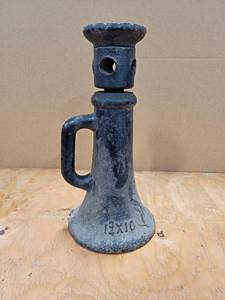 lot 689 image: 1-34 x 10 Screw Jack