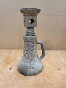 lot 693 image: 2 x 8 Screw Jack
