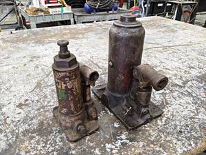 lot 486 image: Pair of Bottle Jacks