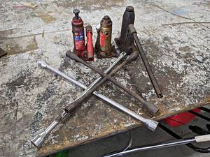 lot 487 image: Lot of (3) Bottle Jacks  (2) Lug Nut Wrenches