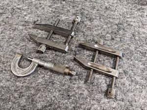 lot 535 image: Brown & Sharpe MFG 0-1 Micrometer and (2) Precision Clamps