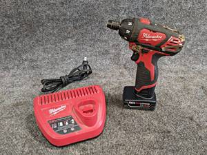 lot 571 image: Milwaukee M12 Driver w XC3.0 Battery and Charger