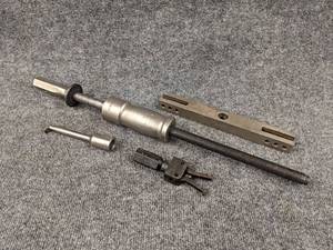 lot 636 image: SNAP-ON 3.75LB Slide Hammer, SNAP-ON Hook Puller Attachment (CJ66-19), SNAP-ON 6 to 10.5 Toke (CJ118-1) and Blue-Point SP2031 Puller