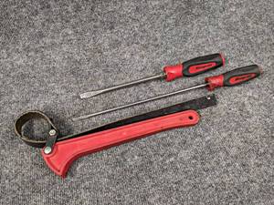 lot 652 image: Pair of SNAP-ON Flathead Screwdrivers and Blue-Point Strap Wrench