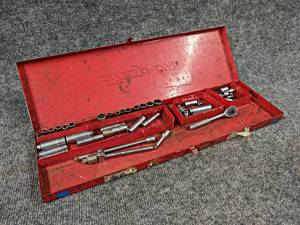 lot 674 image: Metal SNAP-ON Tool Case w 14 Drive SNAP-ON & MAC Tools