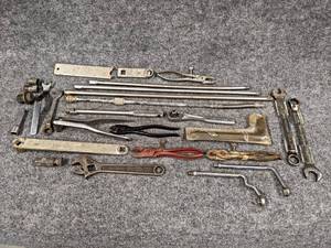 lot 677 image: Lot of Assorted Hand Tools