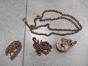 lot 827 image: Lot of 516 Log Chain and Vintage Cast Iron & Wood Pulley
