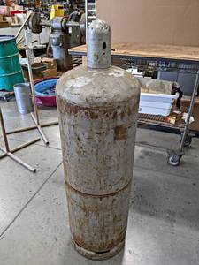 lot 830 image: 100# Propane Tank - Empty - NO SHIPPING