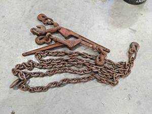 lot 832 image: 38 Log Chain w (2) 38 Binders
