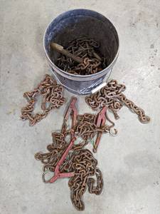 lot 834 image: Lot of 14 Chain Binders and Assorted Chain - NO SHIPPING