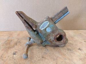 lot 837 image: Will-Burt Co. Versa-Vise