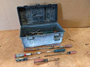 lot 844 image: Plastic Toolbox full of Assorted Screwdrivers