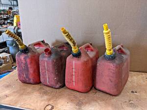 lot 845 image: Lot of (4) 2.5 Gallon Gas  Fuel Cans - NO SHIPPING