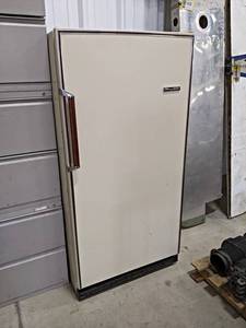 lot 943 image: Gibson Market Master Refrigerator - Great for the Garage Measures about 31 x 26 x 64 - NO SHIPPING