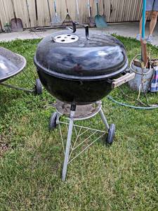 lot 950 image: Black Weber Charcoal Kettle Grill - NO SHIPPING