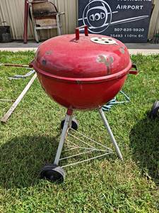lot 951 image: Red Weber Charcoal Kettle Grill - NO SHIPPING