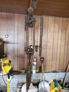 lot 10 image: Yale and Towne- Block and Chain Pully