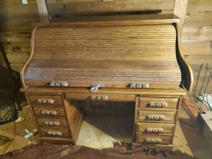 lot 114 image: Winners Only Rolltop Desk