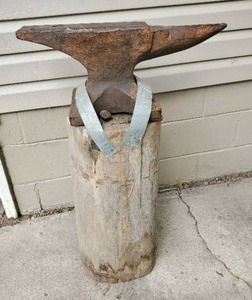 lot 1 image: Swedish-style anvil