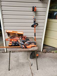lot 15 image: Collection of Black and Decker power tools