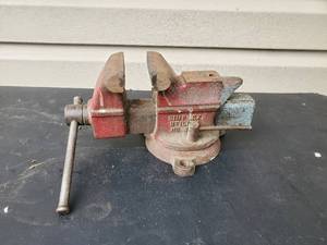 lot 18 image: Bench vice