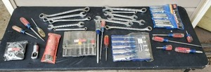 lot 21 image: Collection of tools