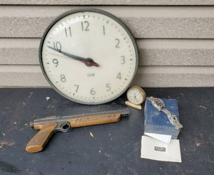 lot 27 image: BB gun, a Seiko watch, and 2 clocks