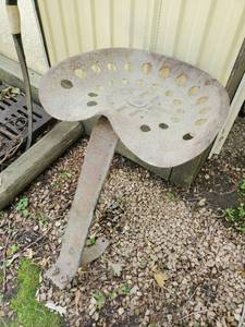 lot 125 image: Old Tractor Seat
