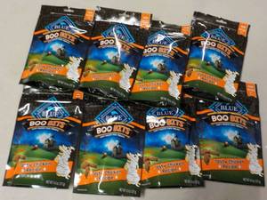 lot 302 image: 8 - 4.5 oz Bags Blue Boo Bits Dog T...