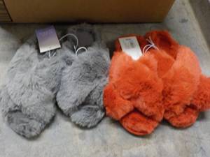 lot 173 image: 2 pair of Slippers Orange and Grey ...