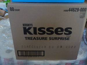 lot 419 image: Case of Hersheys Kisses Treasure S...