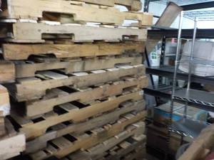 lot 498 image: 15 Wood pallets if you bid you MUST remove them tues or wed July 19 and 20
