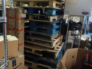 lot 500 image: 15 Wood pallets if you bid you MUST remove them tues or wed July 19 and 20