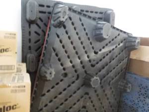 lot 496 image: 4 plastic pallets