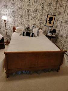 Carved Oak Queen Sleigh Bed