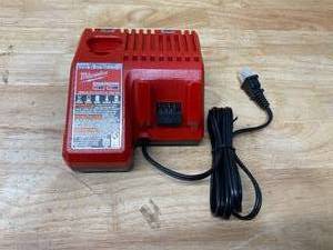 lot 3 image: MILWAUKEE M12 and M18 12-Volt18-Volt Lithium-Ion Multi-Voltage Battery Charger