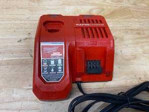 lot 4 image: MILWAUKEE M12 and M18 12-Volt18-Volt Lithium-Ion Multi-Voltage Rapid Battery Charger
