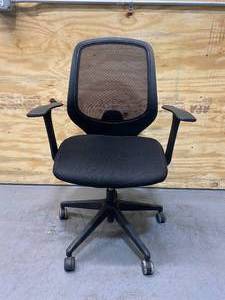 lot 11 image: Office Chair