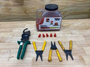 lot 93 image: Lot of Electrical ToolsWire Nuts