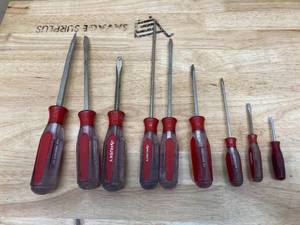 lot 97 image: HUSKY Lot of Screw Drivers