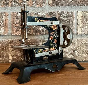 Vintage Metal Childrens Sewing Machine