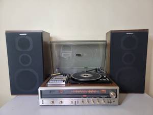 lot 07 image: Vintage 1970s Magnavox Stereo- Cassette Player, Turntable, Stereo Works- Need to be refurbished