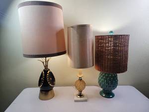lot 54 image: Three Beautiful Vintage Lamps- Classic Mid-Century-Modern Pineapple Lamp and More-$400 Value