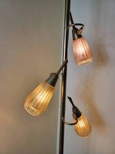 lot 81 image: Classic Mid-Century-Modern Brass and Glass Tension Pole Lamp $500 Value It Works