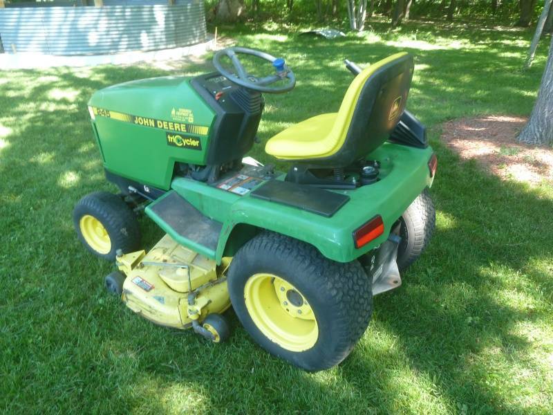 lot 7 image: John Deere 245 Lawn Tractor