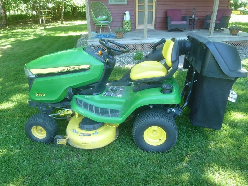 lot 5 image: John Deere X 350 Lawn Tractor